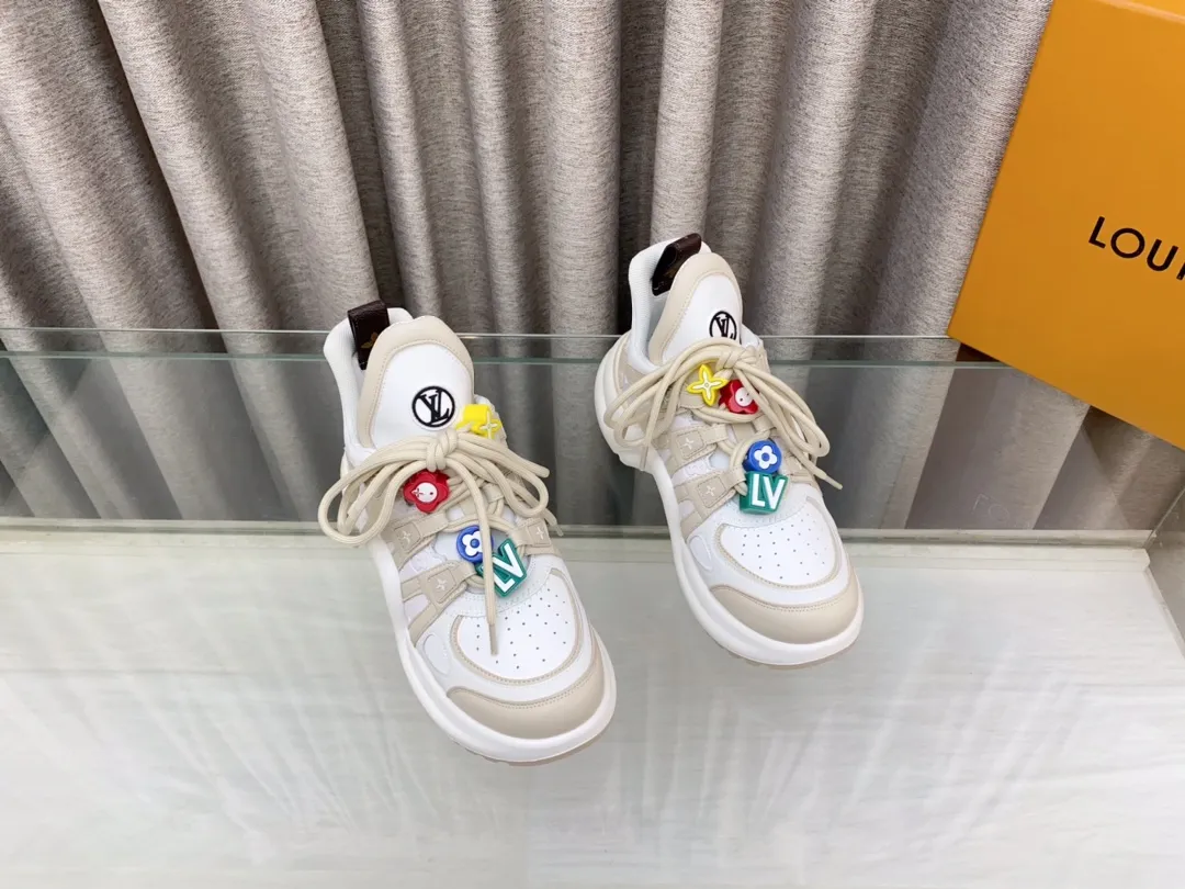 👟👟Ex-factory price 760👟👟 Louis Vuiton·Louis Vuitton 24/ New Chinese Valentine's Day limited edition LV Archlight series arch sole dad shoes casual thick-soled lace-up sneakers top version🔝original purchase, development and production👍🏻 This LV dad shoe features an eye-catching wavy sole and large tongue. It is equipped with a sporty super-elastic running shoe style rubber outsole, which is very eye-catching. It is also combined with a soft and elastic upper made of a variety of high-tech fabrics, making the upper foot comfortable and soft! 🤩 Fabric: Original custom-made first-layer cowhide + technical fabrics Lining: Original imported breathable mesh lining + cowhide foot pads Sole: Original molded correct U-shaped arch outsole Bottom thickness: about 5cm Size: 35-39 (40.41 custom-made, non-refundable)